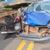 Com o impacto da colisão, motocicleta e veículo ficaram completamente destruídos.