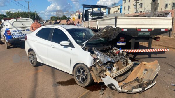 Acidente entre carro e caminhão deixa idoso ferido em Porto Velho
